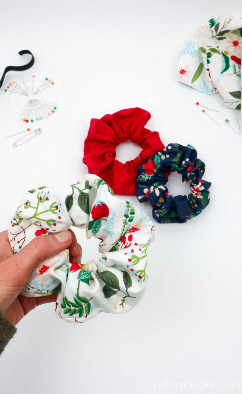 How to Make a Scrunchie (Step-by-Step) - Craftsy Hacks