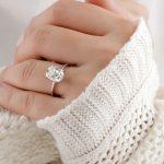 How to Choose an Oval Engagement Ring: Benefits, Carat Size, and What's  Trending