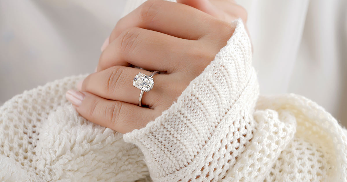 How to Choose an Oval Engagement Ring: Benefits, Carat Size, and What's  Trending